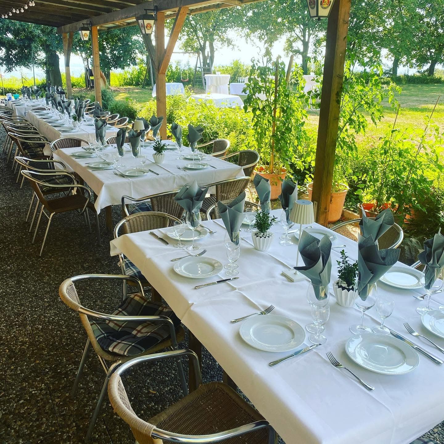 Festlich gedeckte lange Tafel im Freien für Feiern und Gesellschaften im Restaurant Zeus