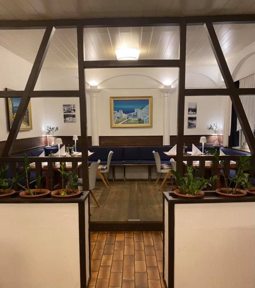 Stimmungsvoll beleuchteter Gastraum des Restaurant Zeus am Abend