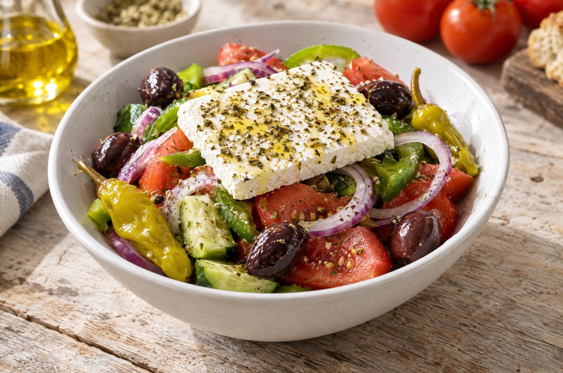 Griechischer Bauernsalat mit Tomaten, Gurken, Zwiebeln, Peperoni, schwarzen Oliven und Feta